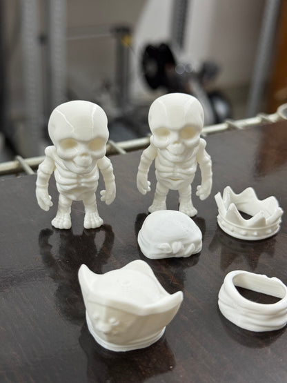 2 Baby Skeletons + 4 Swappable Pirate Hats