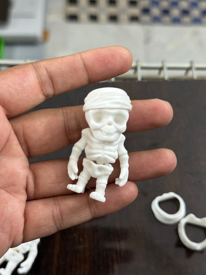 2 Baby Skeletons + 4 Swappable Pirate Hats